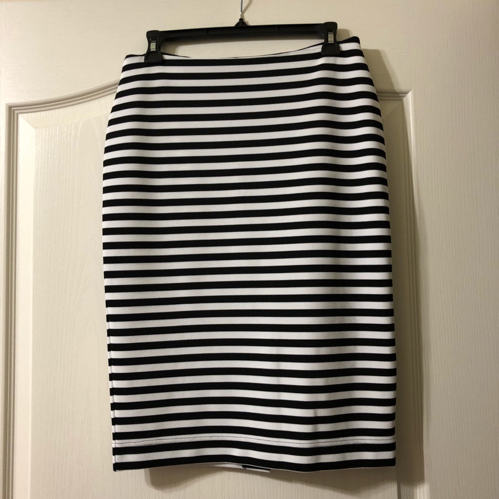 Ribbed knit striped pencil skirt